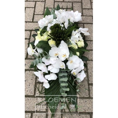 Rouwarrangement van witte orchideeën en rozen in langwerpige vorm